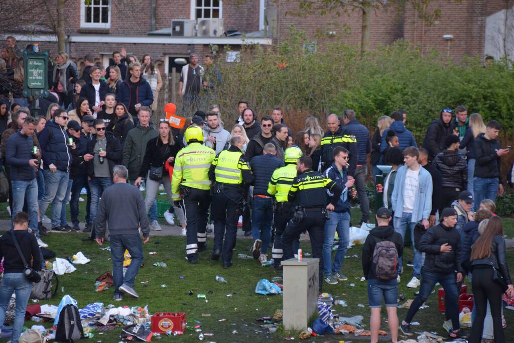 Jongeren keren zich tegen politie in Prinsentuin