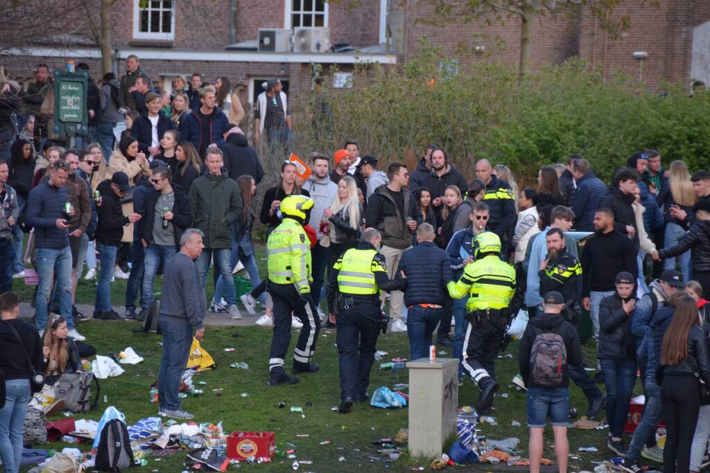 Jongeren keren zich tegen politie in Prinsentuin