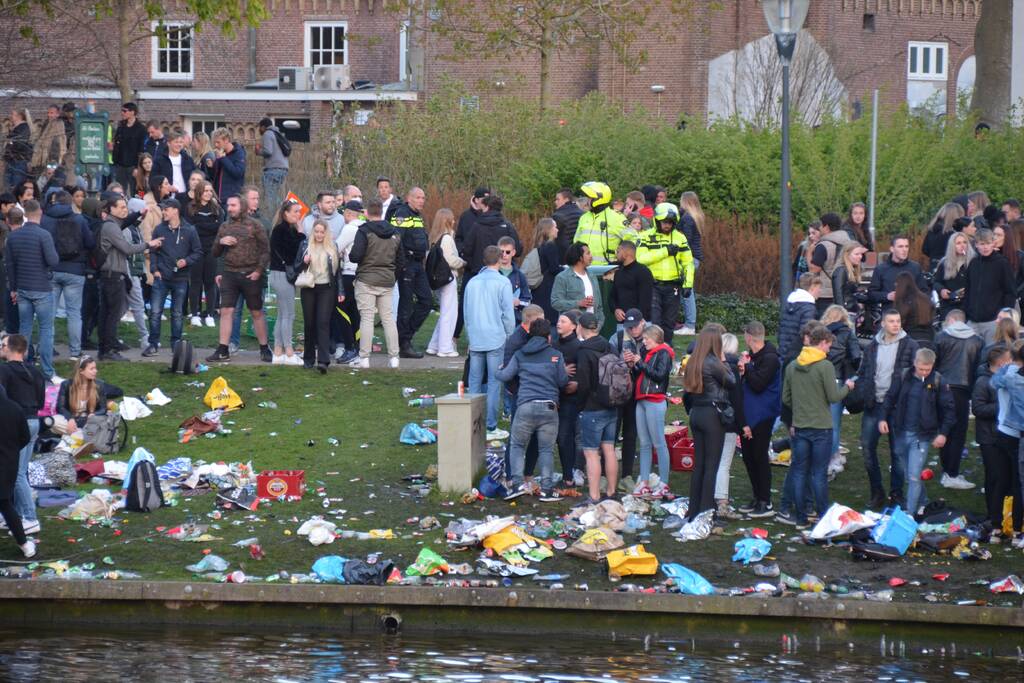 Jongeren keren zich tegen politie in Prinsentuin