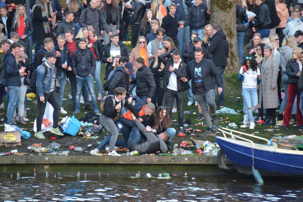 Jongeren keren zich tegen politie in Prinsentuin