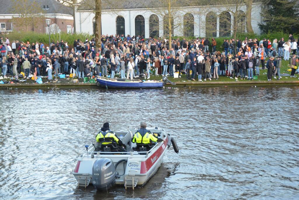 Jongeren keren zich tegen politie in Prinsentuin