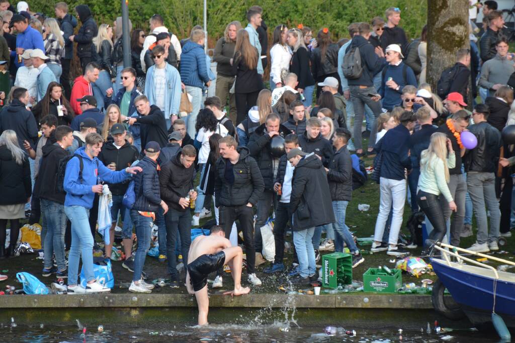 Jongeren keren zich tegen politie in Prinsentuin