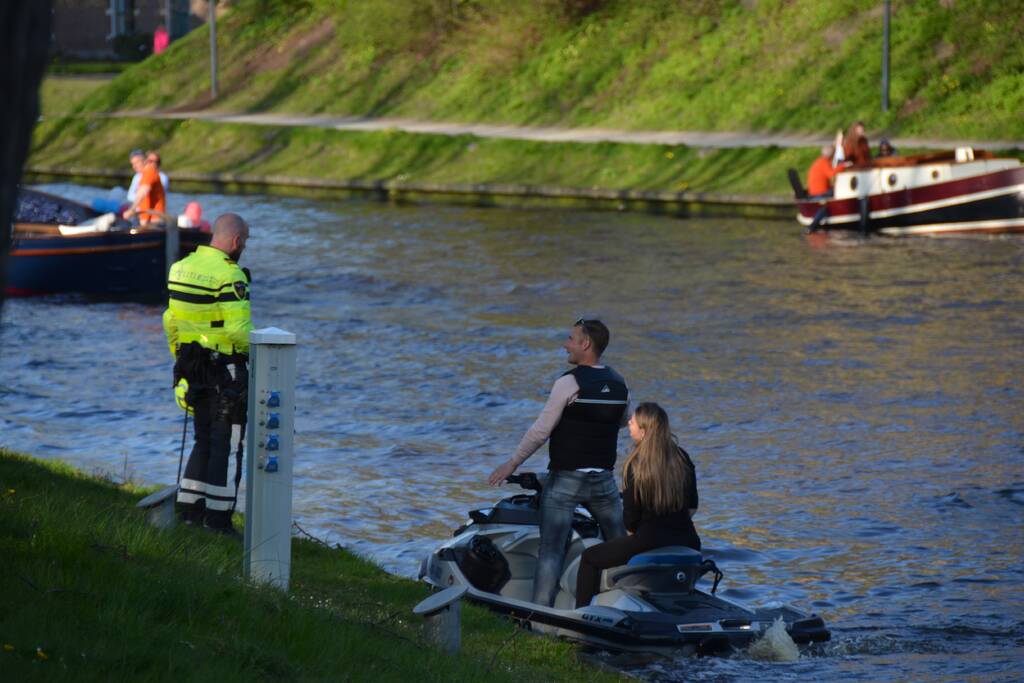 Jongeren keren zich tegen politie in Prinsentuin