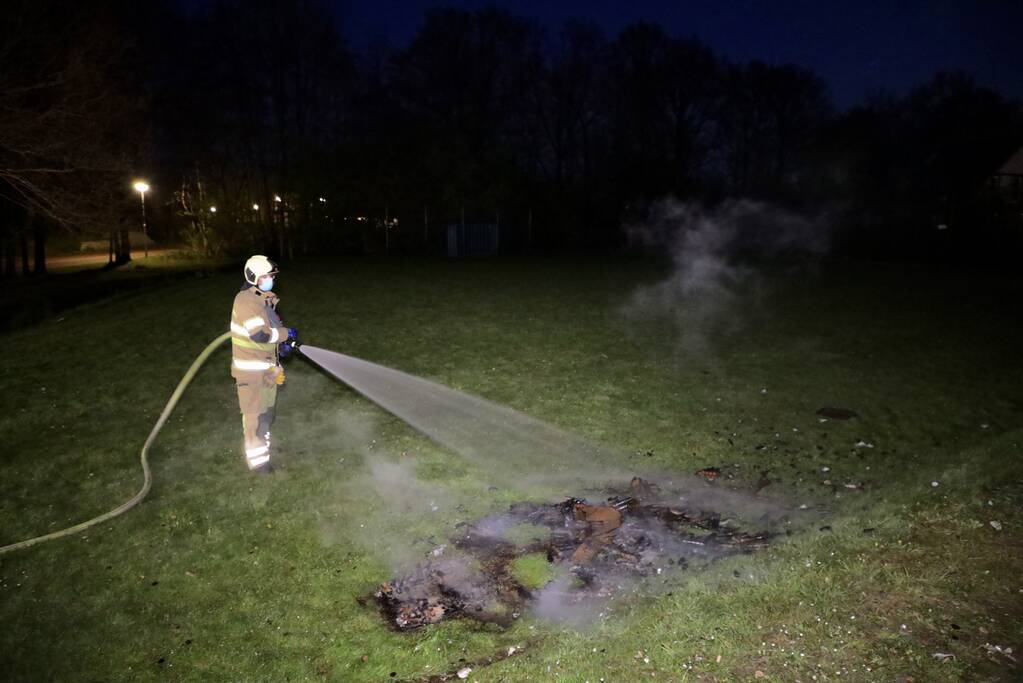 Brandweer blust in brand gevlogen vuurwerkpotten