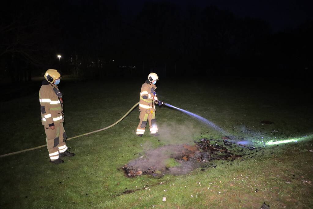 Brandweer blust in brand gevlogen vuurwerkpotten