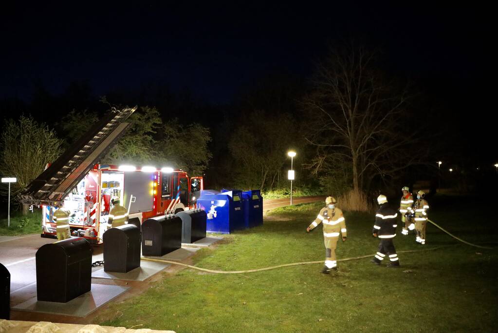 Brandweer blust in brand gevlogen vuurwerkpotten