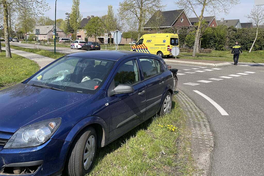 Overstekende e-bikester aangereden door automobiliste