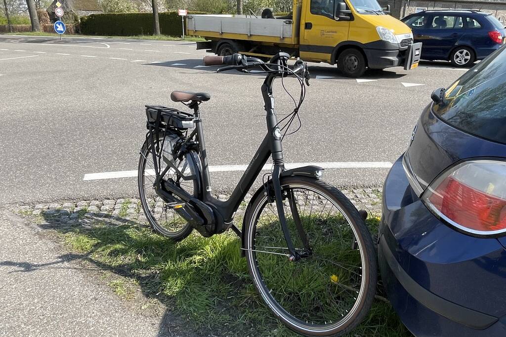 Overstekende e-bikester aangereden door automobiliste