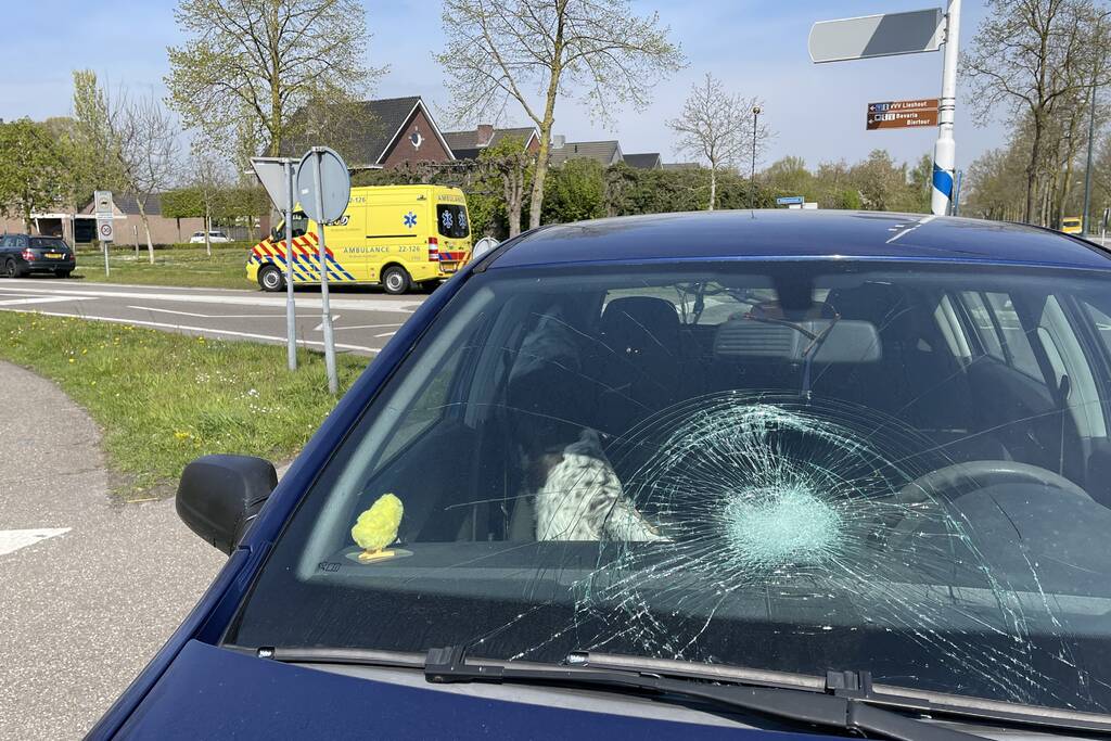 Overstekende e-bikester aangereden door automobiliste