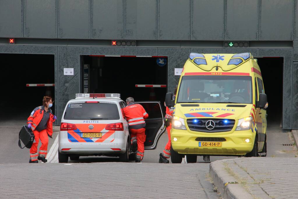 Persoon zwaargewond bij incident in parkeergarage