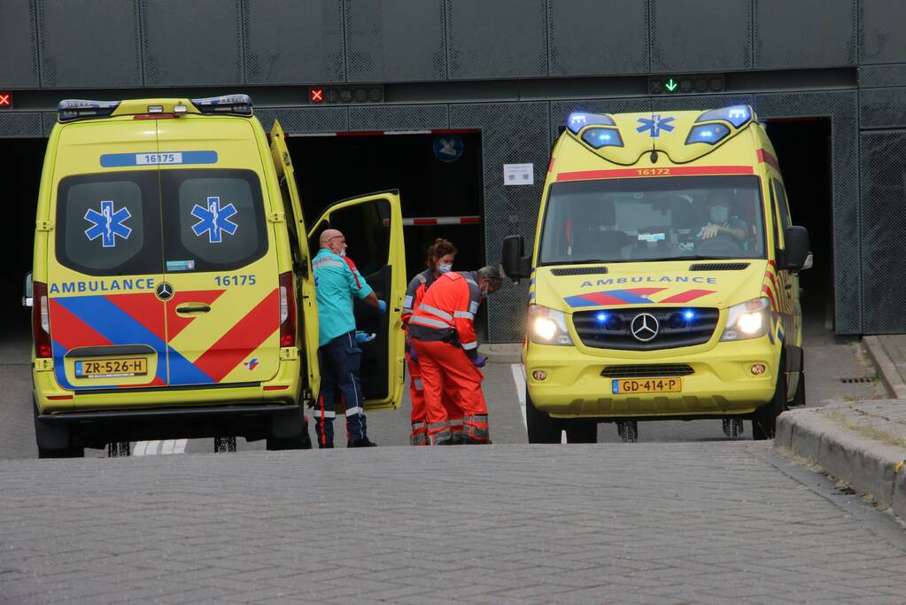 Persoon zwaargewond bij incident in parkeergarage