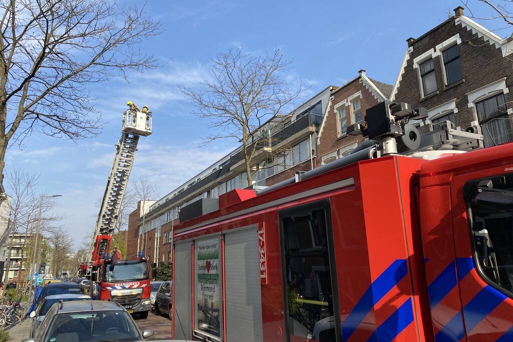 Brandweer blust brand op dakterras