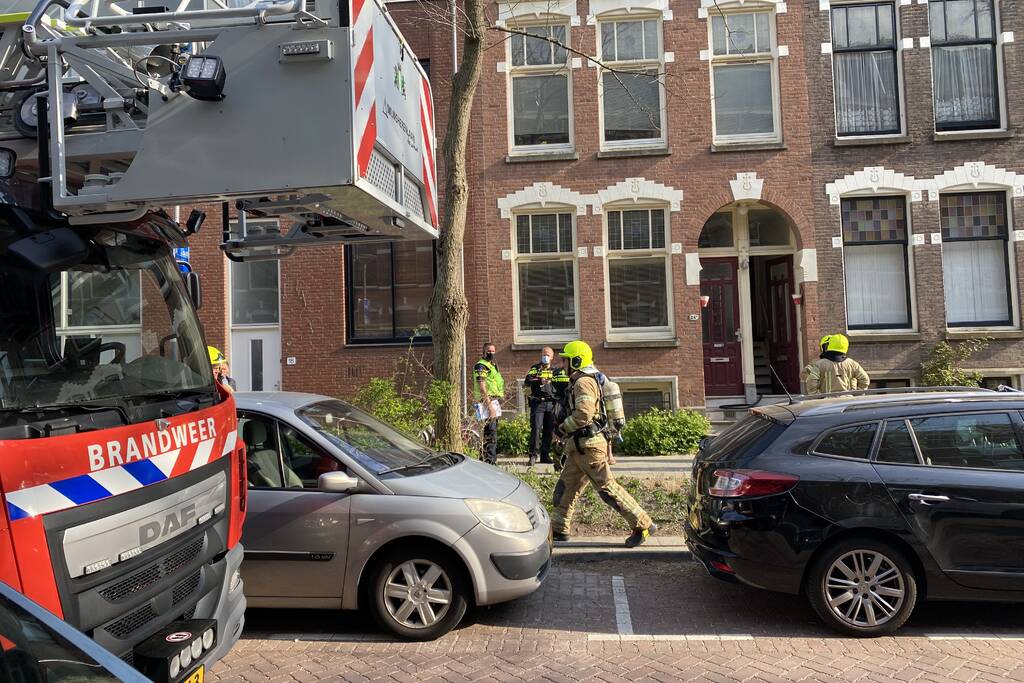 Brandweer blust brand op dakterras