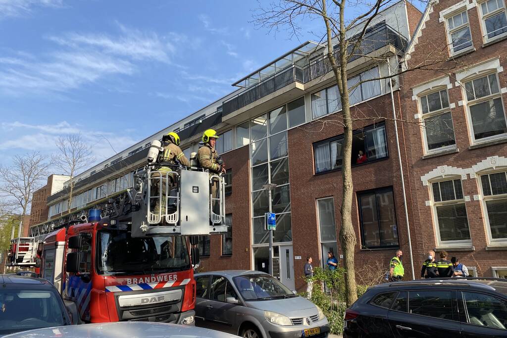 Brandweer blust brand op dakterras