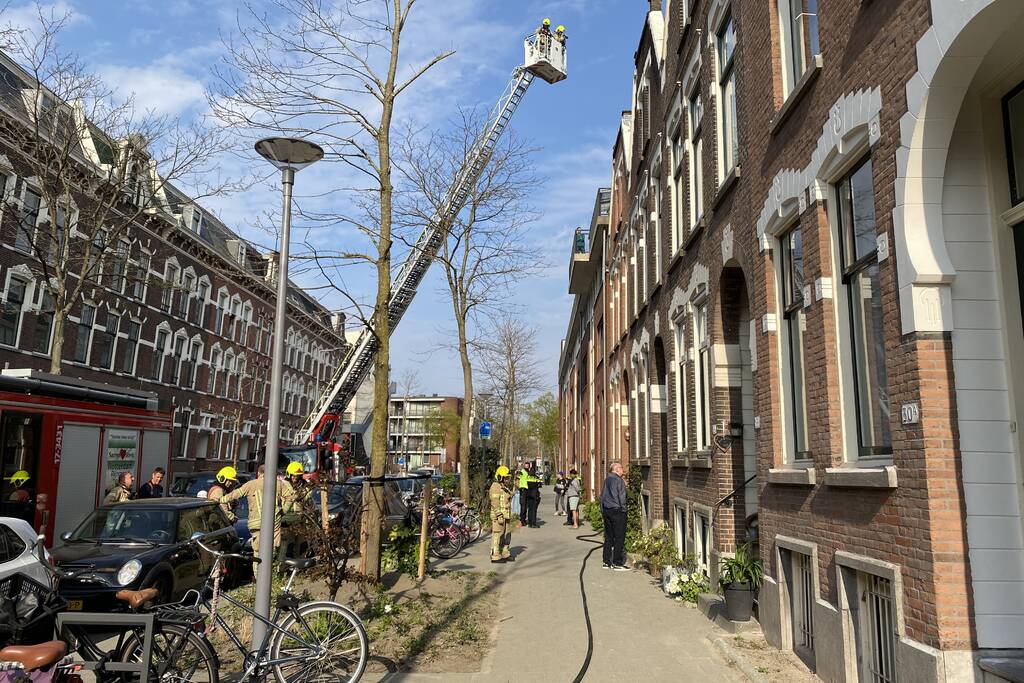 Brandweer blust brand op dakterras