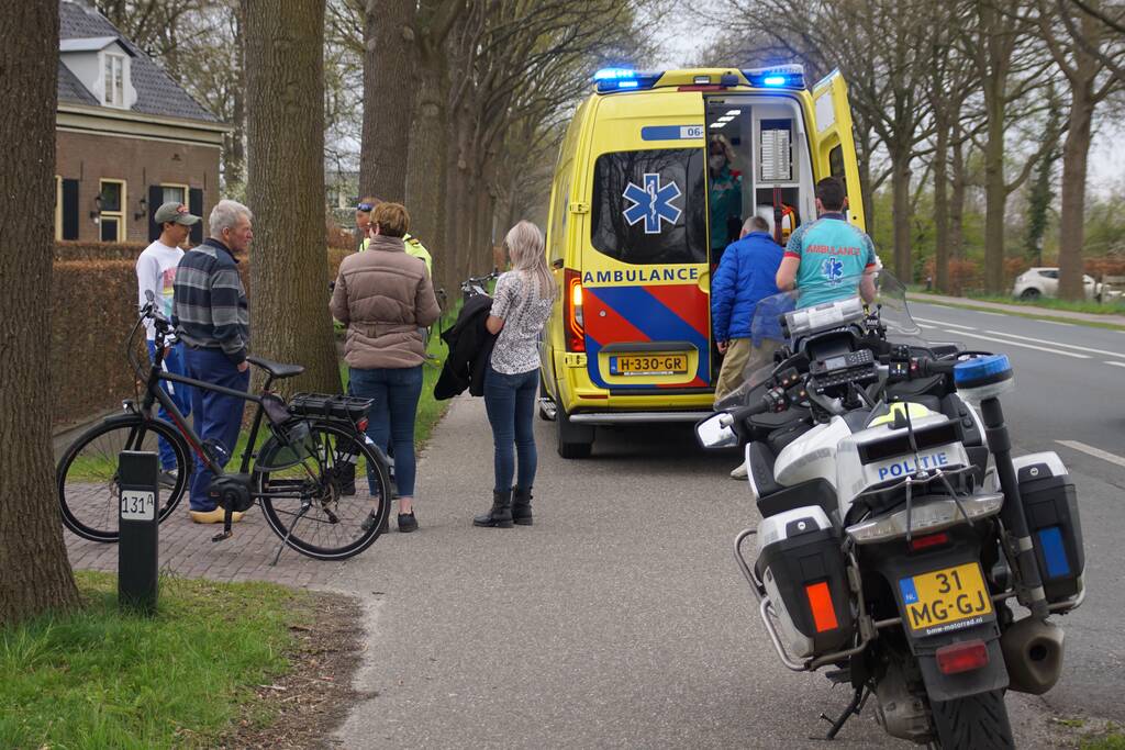 E-bikester en bestelbus met elkaar in botsing