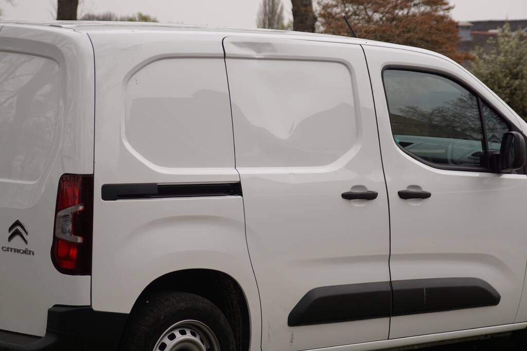 E-bikester en bestelbus met elkaar in botsing