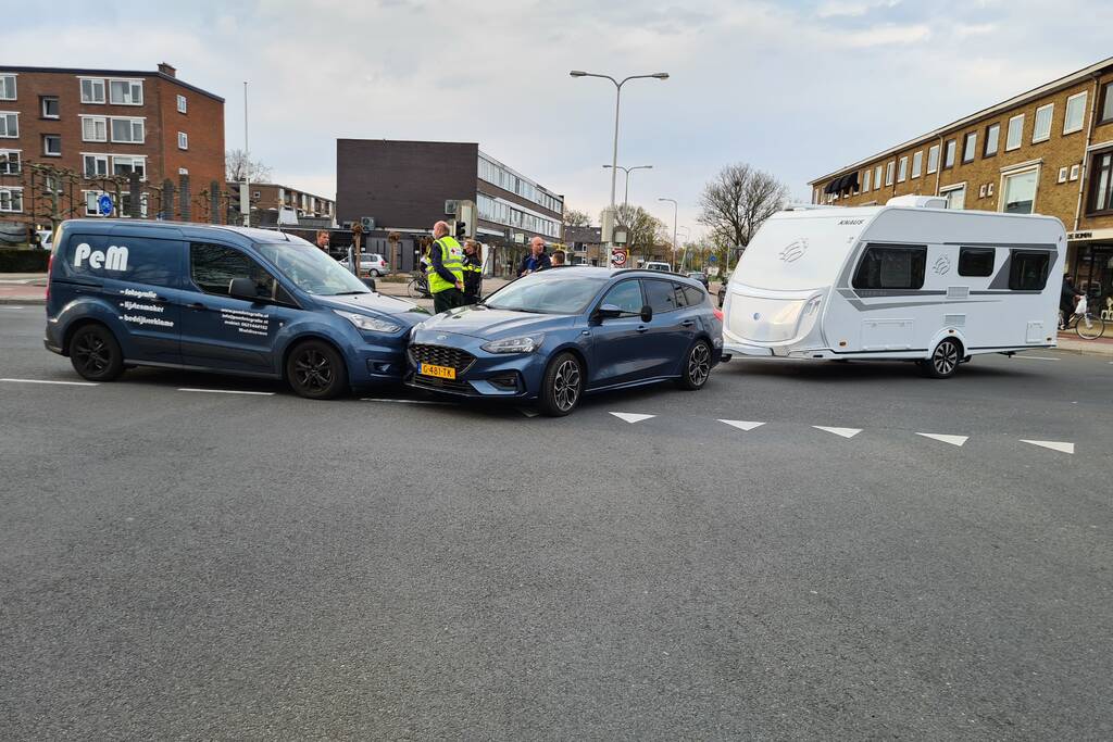 Personenauto met caravan in botsing met bestelbus