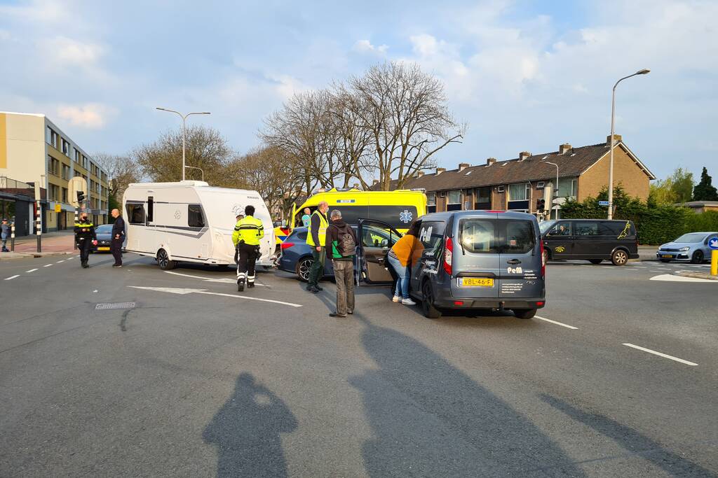 Personenauto met caravan in botsing met bestelbus