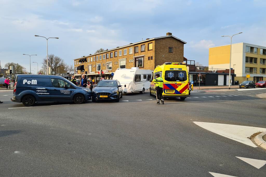 Personenauto met caravan in botsing met bestelbus