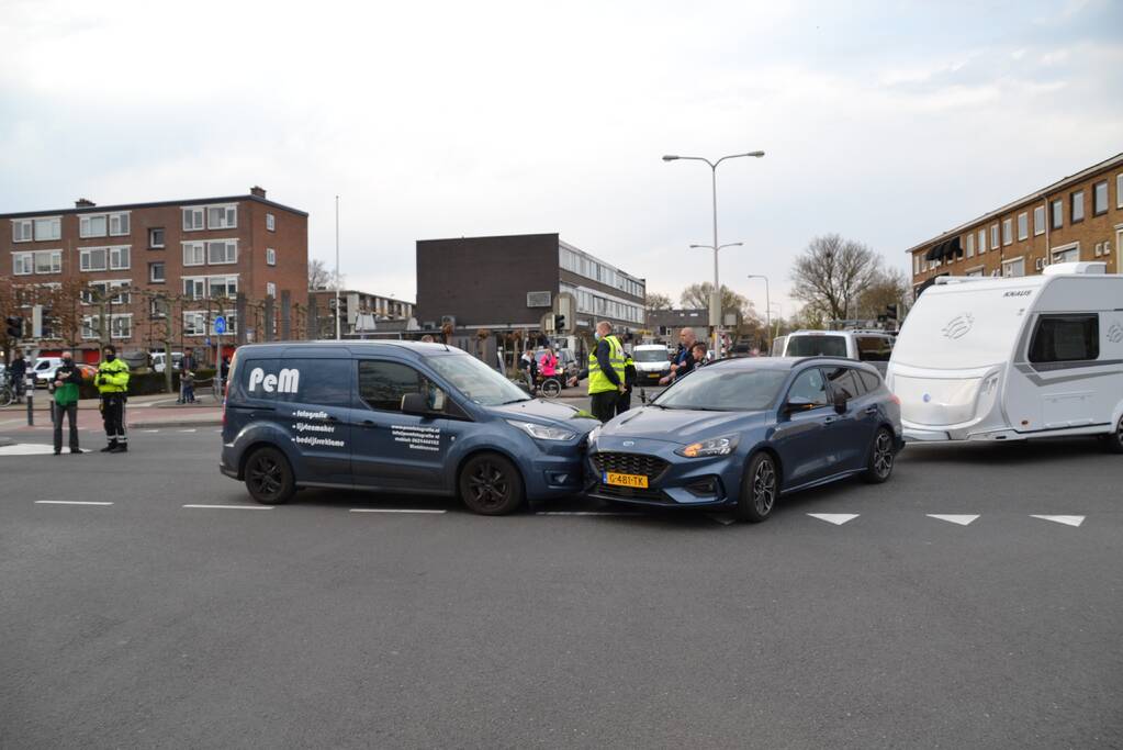 Personenauto met caravan in botsing met bestelbus