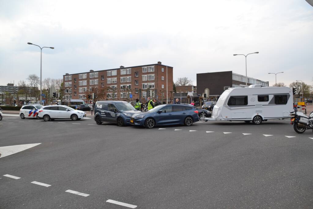 Personenauto met caravan in botsing met bestelbus