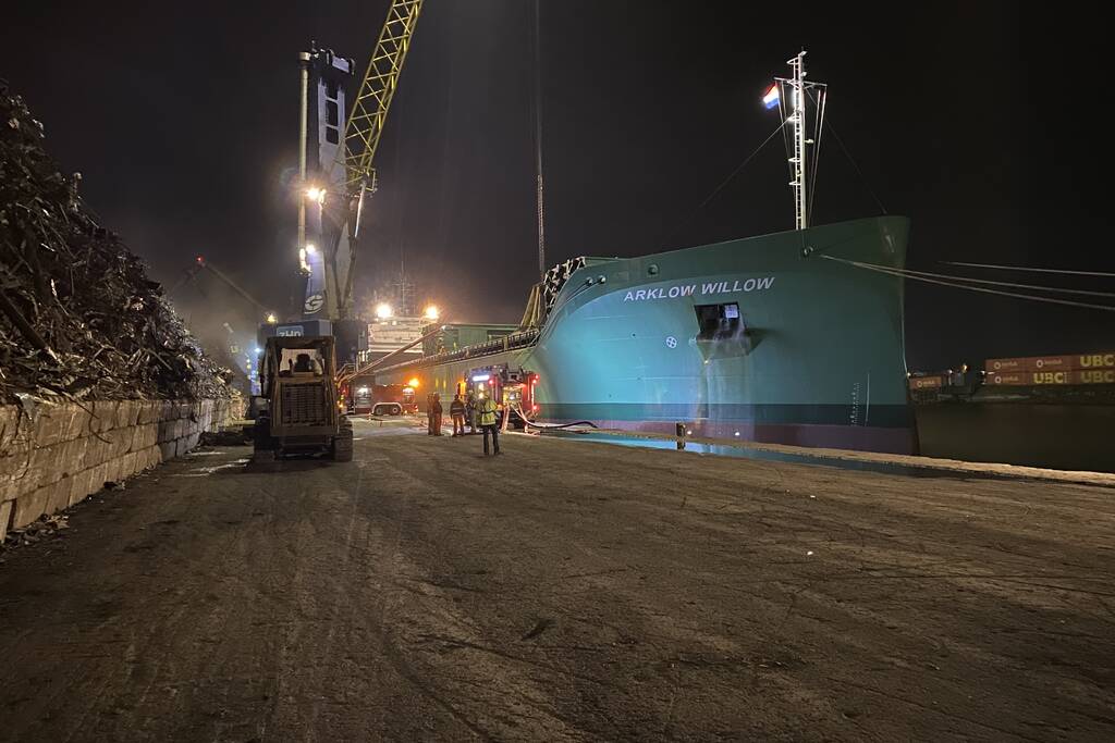 Schroot vat vlam in ruim van schip