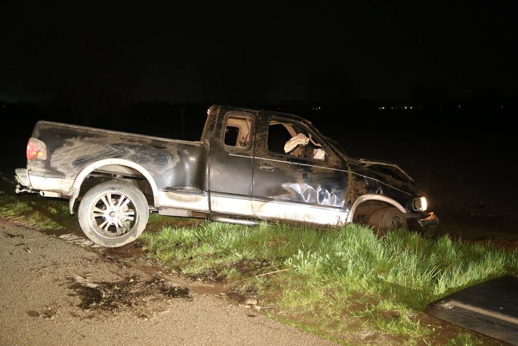 Pick-up truck raakt van de weg