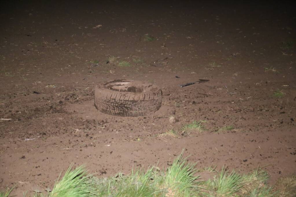 Pick-up truck raakt van de weg
