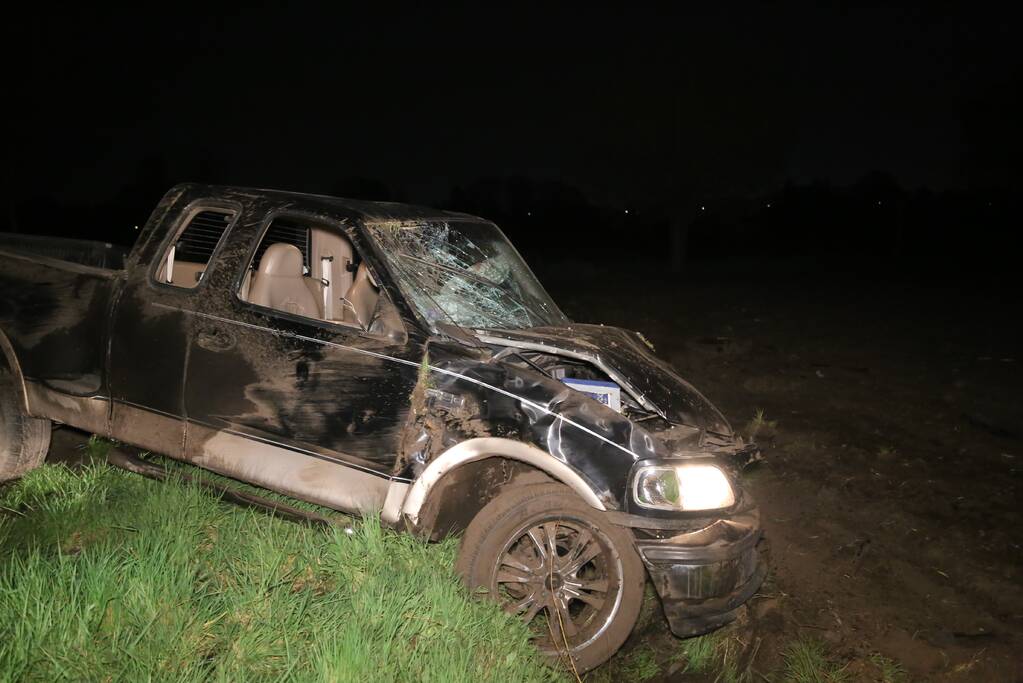Pick-up truck raakt van de weg