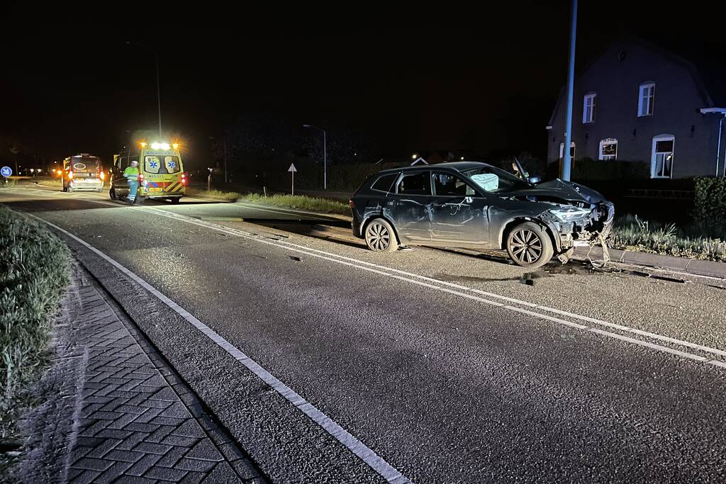 Automobilist rijdt lantaarnpaal uit de grond