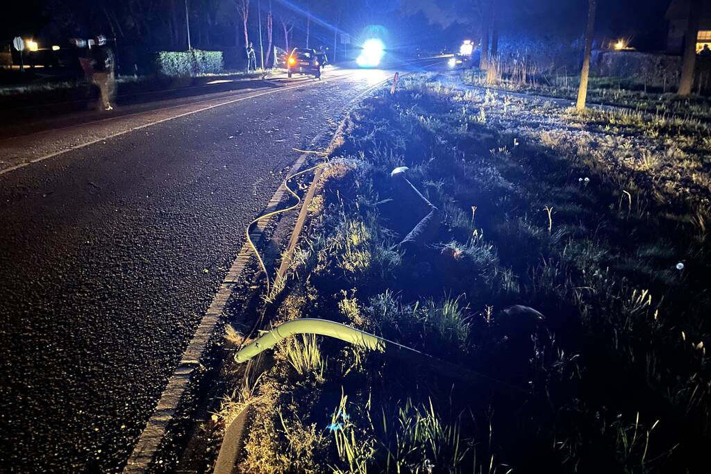Automobilist rijdt lantaarnpaal uit de grond
