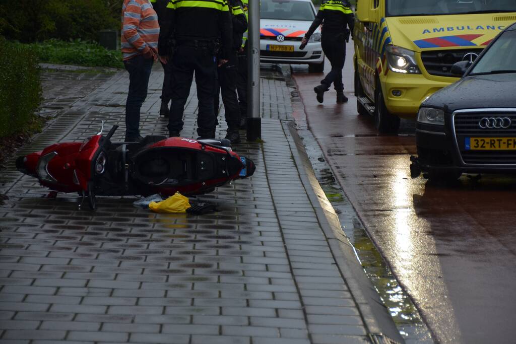 Automobilist ramt scooter na verlaten parkeervak