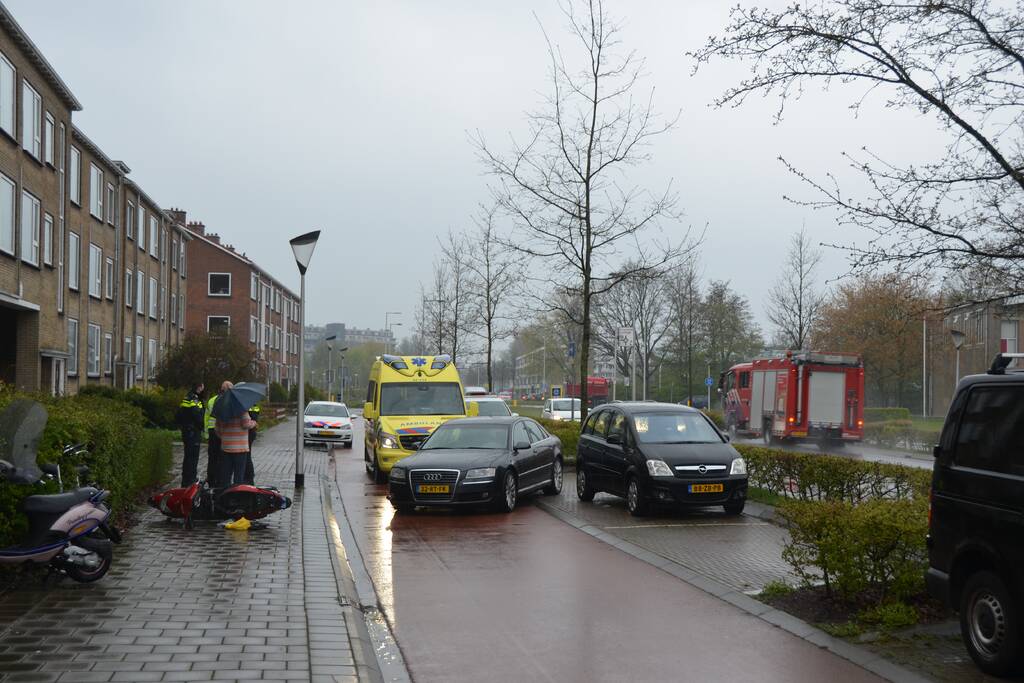 Automobilist ramt scooter na verlaten parkeervak
