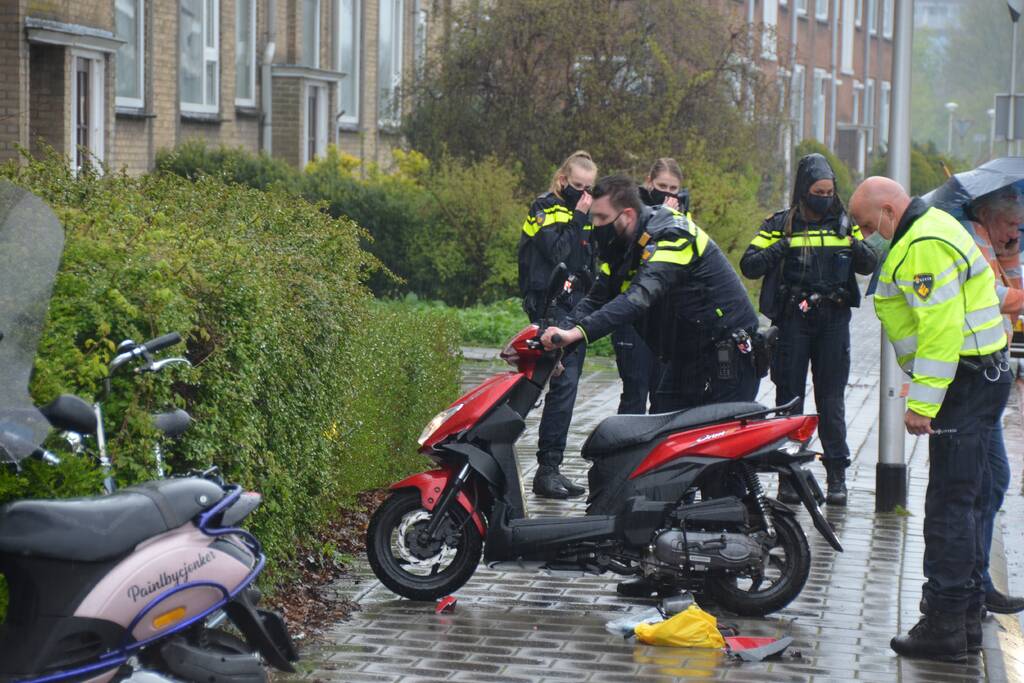 Automobilist ramt scooter na verlaten parkeervak