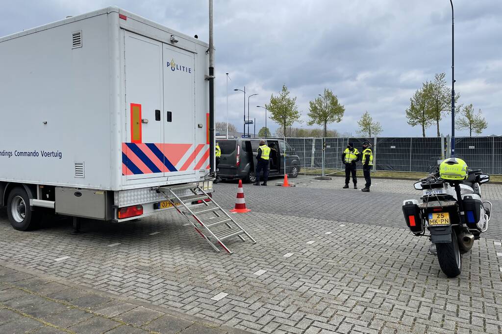 Grote politiecontrole op parkeerplaats