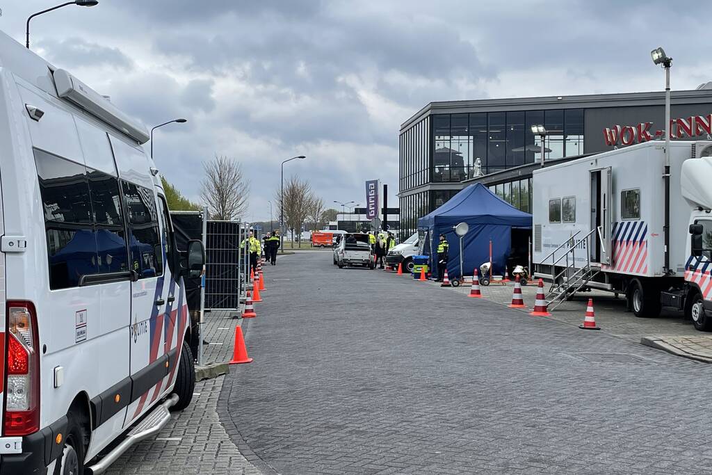 Grote politiecontrole op parkeerplaats