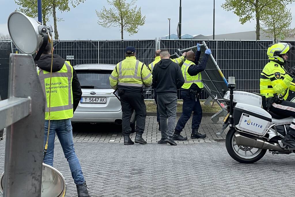 Grote politiecontrole op parkeerplaats