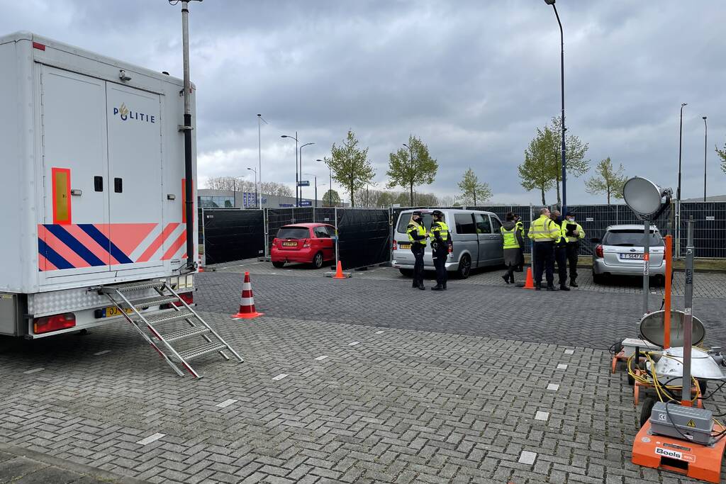 Grote politiecontrole op parkeerplaats