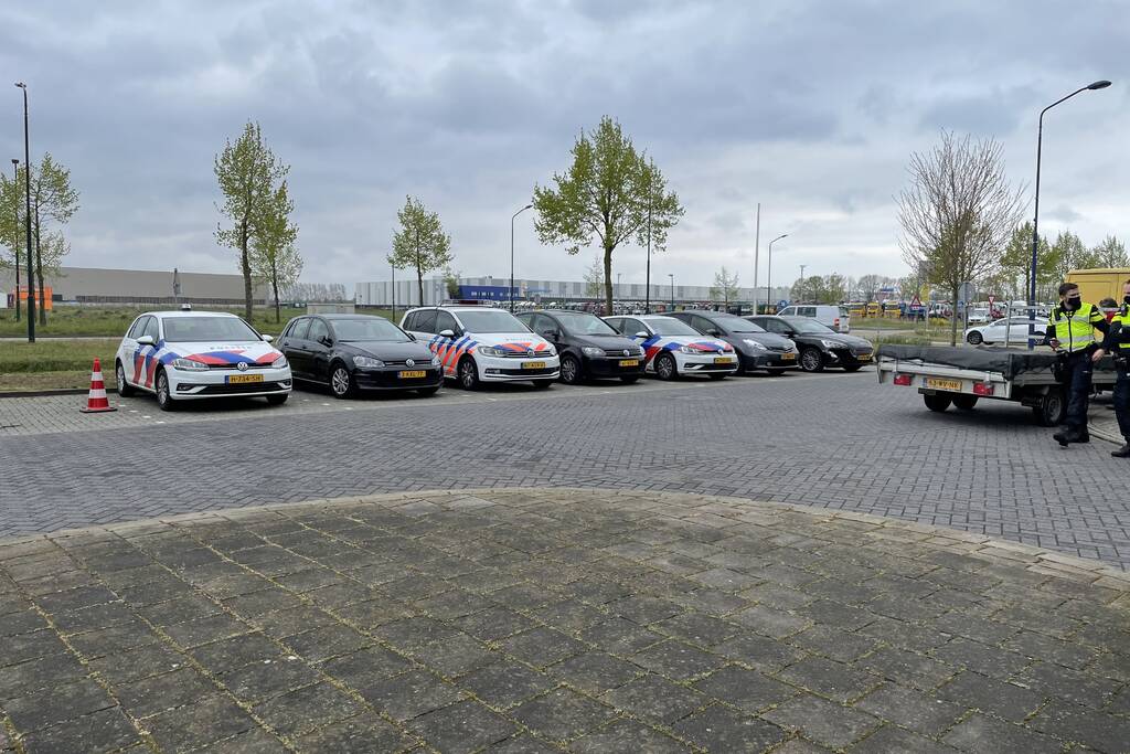 Grote politiecontrole op parkeerplaats
