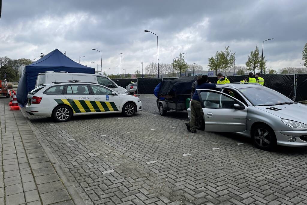 Grote politiecontrole op parkeerplaats