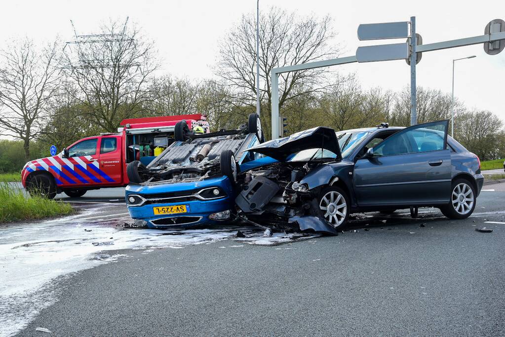 Auto slaat over de kop bij aanrijding