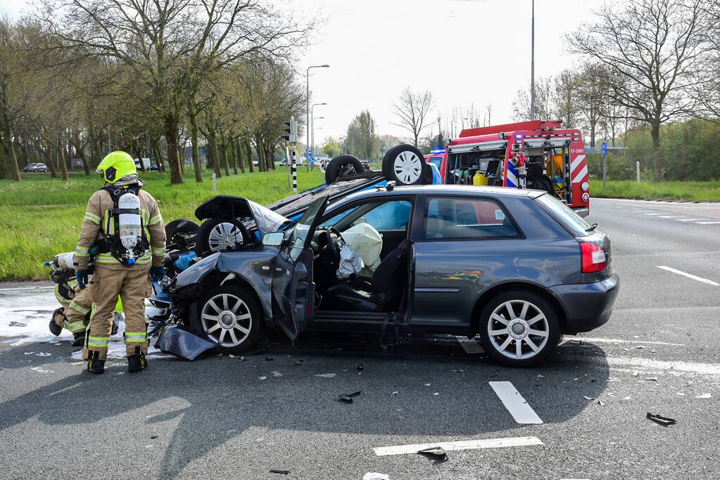 Auto slaat over de kop bij aanrijding