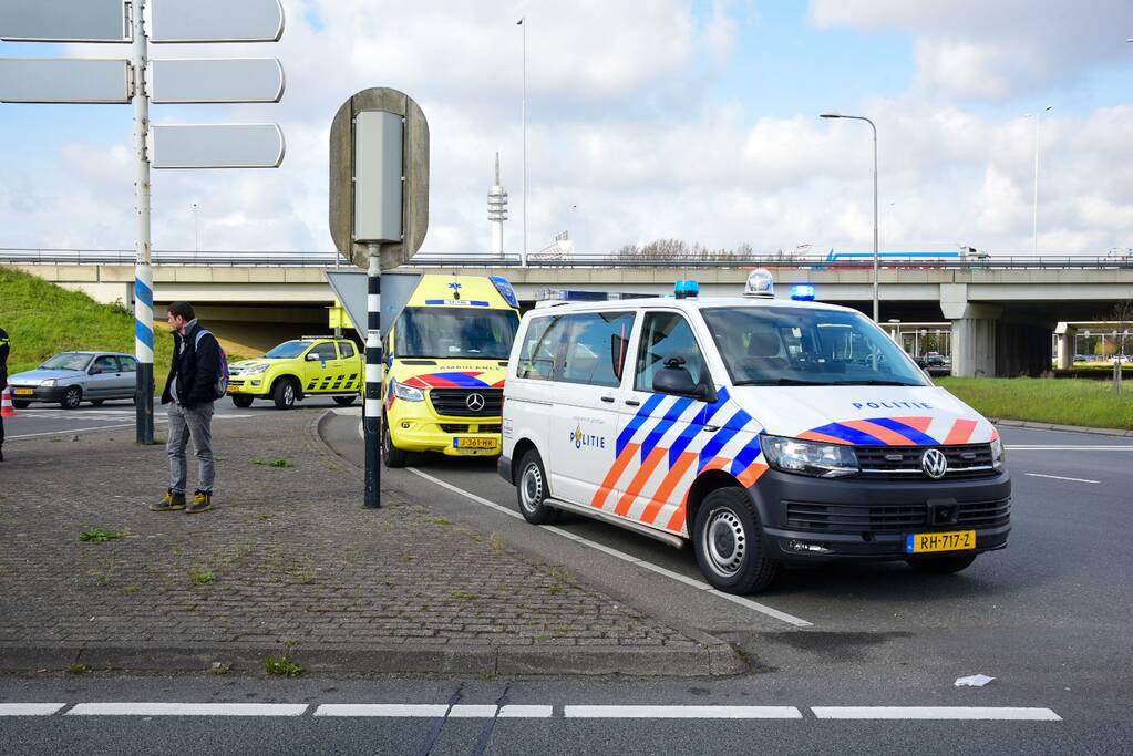 Auto slaat over de kop bij aanrijding