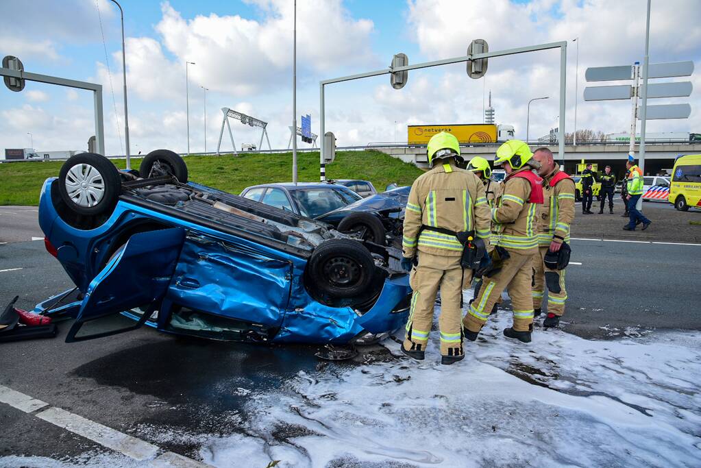Auto slaat over de kop bij aanrijding