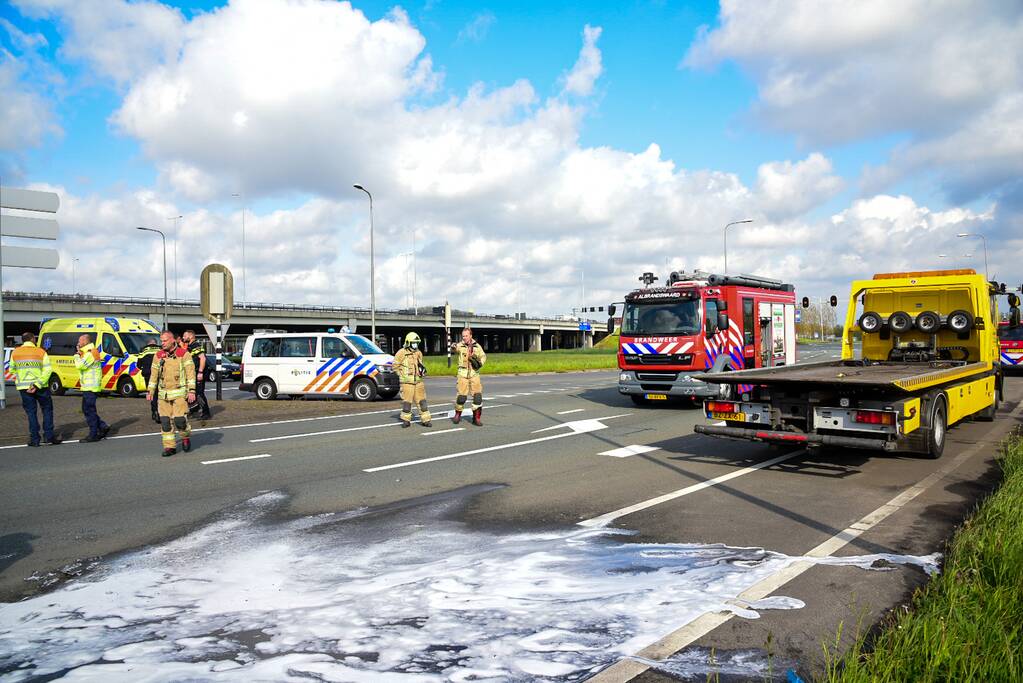 Auto slaat over de kop bij aanrijding