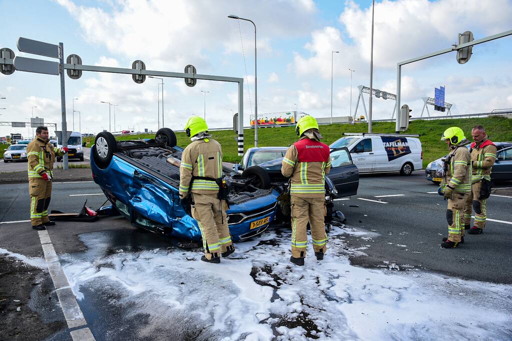 Auto slaat over de kop bij aanrijding