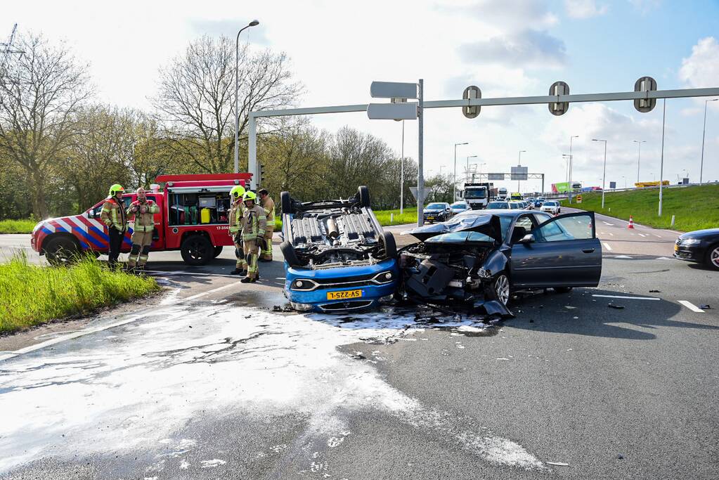 Auto slaat over de kop bij aanrijding
