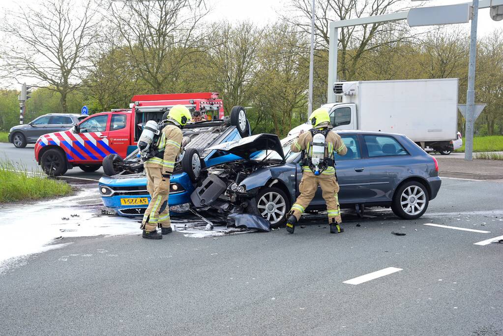 Auto slaat over de kop bij aanrijding