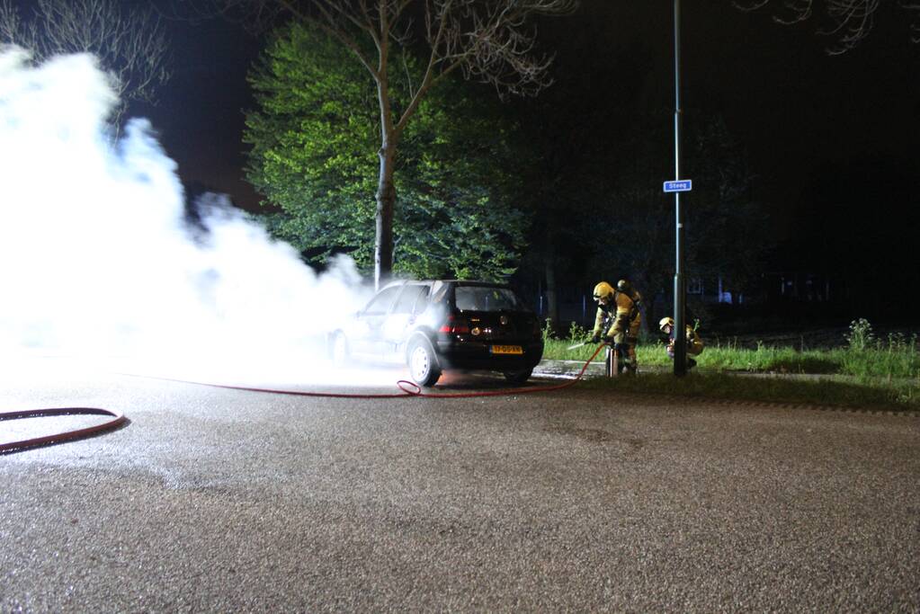 Auto verwoest door brand na botsing tegen boom